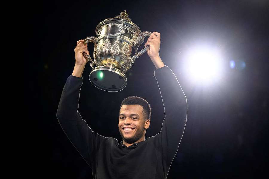 Giovanni Mpetshi Perricard après avoir remporté le tournoi Swiss Indoors ATP 500 contre l'Américain Ben Shelton, à Bâle. 