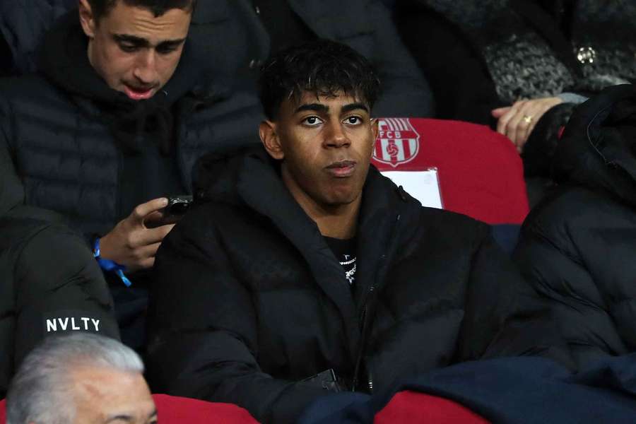 Lamine Yamal dans les tribunes lors du match face à l'Atlético.