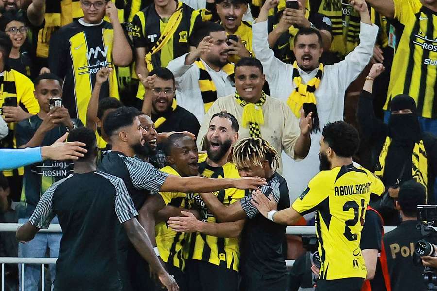 Karim Benzema de la Al Ittihad sărbătorește cu coechipierii marcarea celui de-al treilea gol