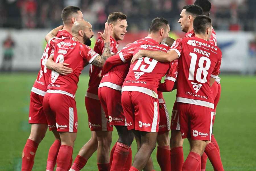 Jucătorii lui Dinamo sărbătoresc un gol