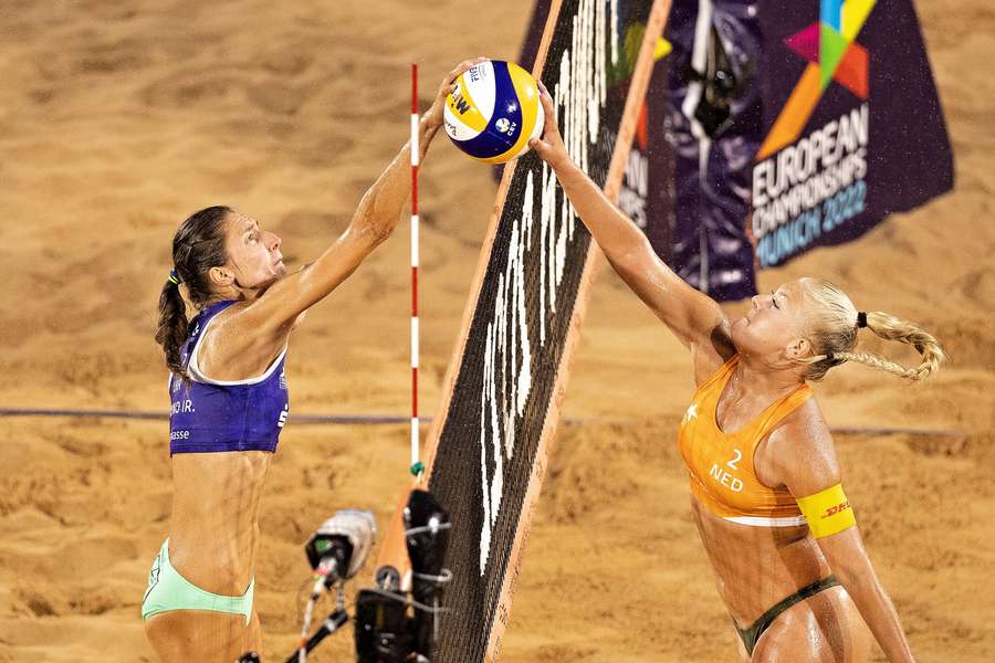 Raïsa Schoon (R) in actie tijdens de voorronde beachvolleybal voor dames op het Multi-EK