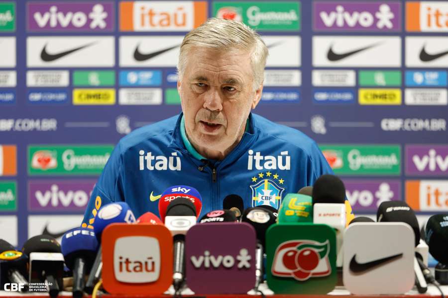 Ancelotti durante entrevista coletiva em Londres Ancelotti durante entrevista coletiva em Londres