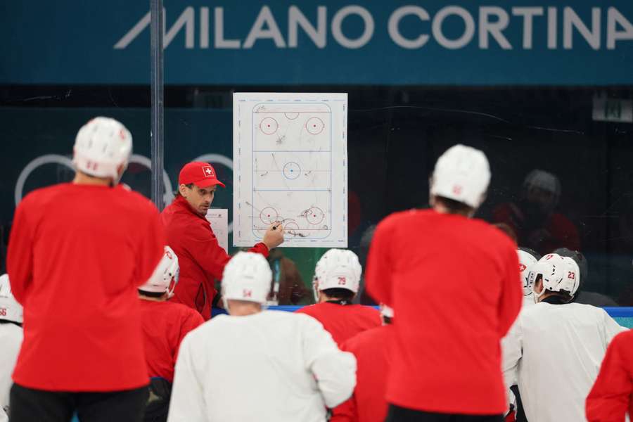 Fischer (l.) während einer Teambesprechung