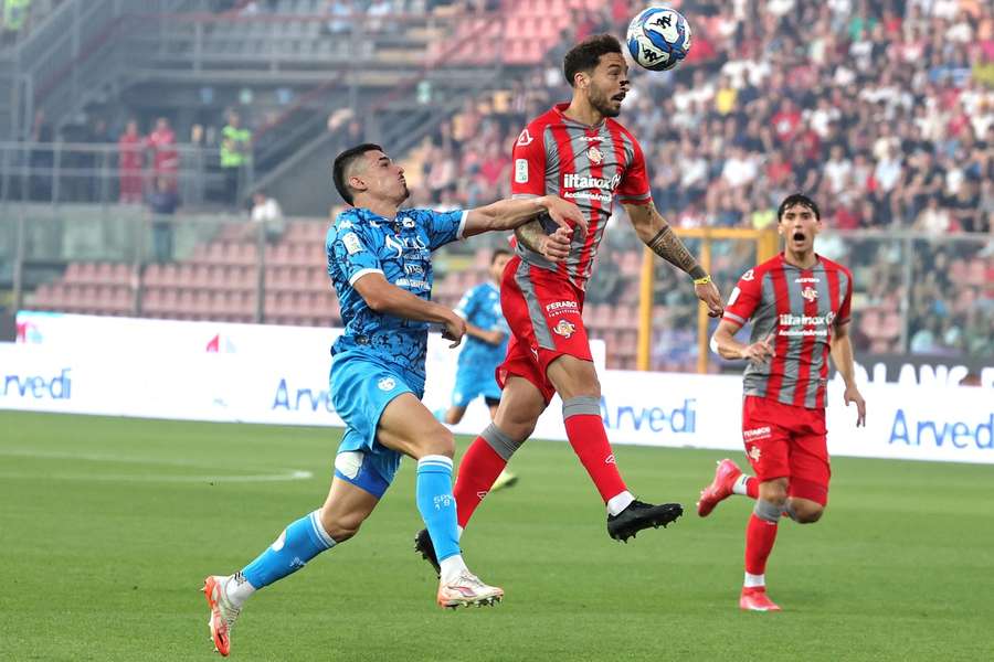 Pio Esposito e Ceccherini si contendono il pallone