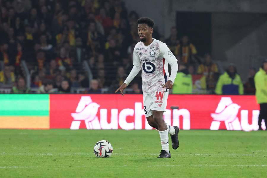 England midfielder Gomes announces Lille departure