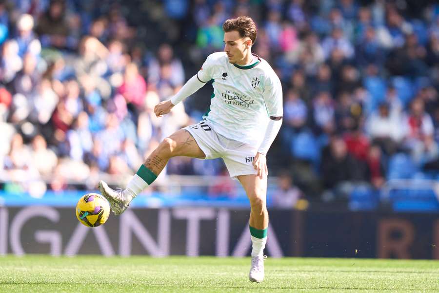 Hugo Vallejo podczas meczu LaLiga Hypermotion pomiędzy RC Deportivo La Coruna i SD Huesca na Estadio Abanca Riazor 23 lutego 2025 r.