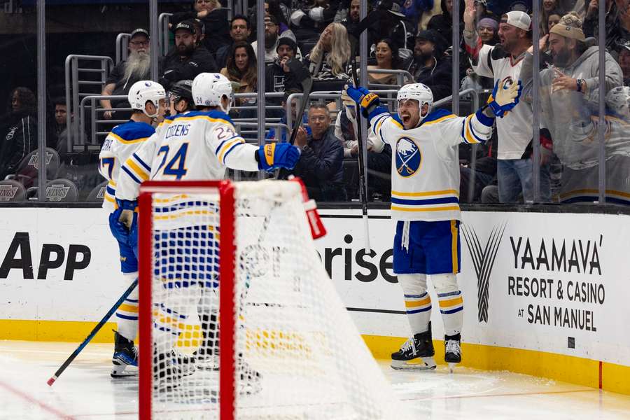 NHL: Ryan Zucker (r.) bejubelt den Siegtreffer der Buffalo Sabres gemeinsam mit JJ Peterka (l.)