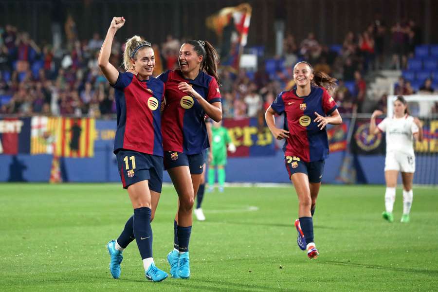 Kika Nazareth abraça Alexia após o segundo golo do Barcelona