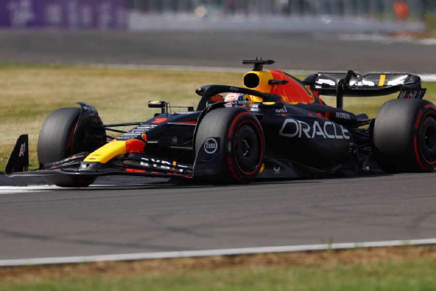 Verstappen zas a znovu odštartuje z prvého miesta.