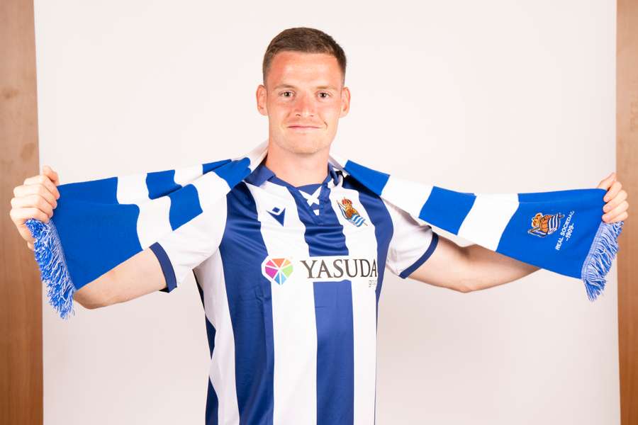 Sergio Gómez veste as cores da Real Sociedad