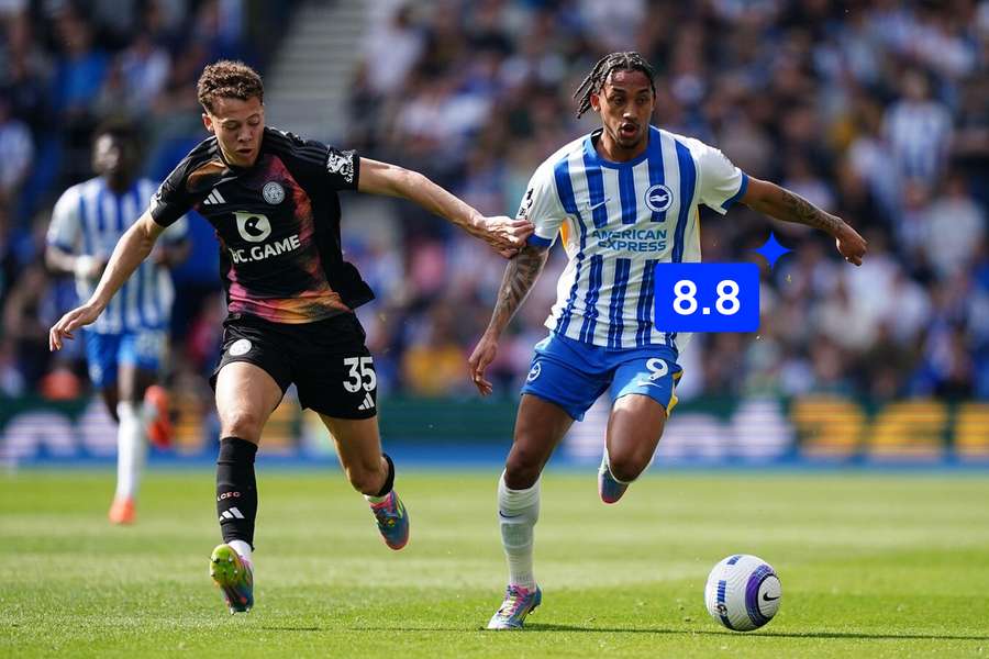 Joao Pedro (vpravo) v zápase s Leicesterem.