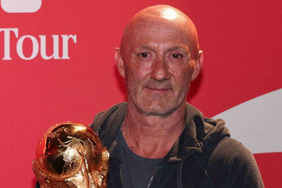 Fabien Barthez segura o troféu da Copa do Mundo em evento da Adidas Fabien Barthez segura o troféu da Copa do Mundo em evento da Adidas
