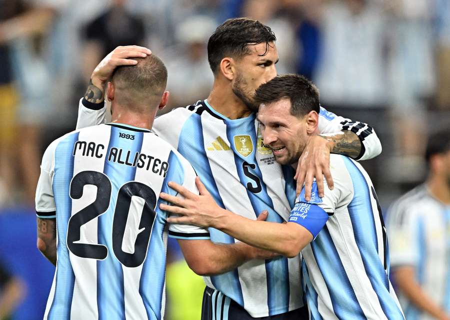 Messi oslavuje so spoluhráčmi. Messi oslavuje so spoluhráčmi.