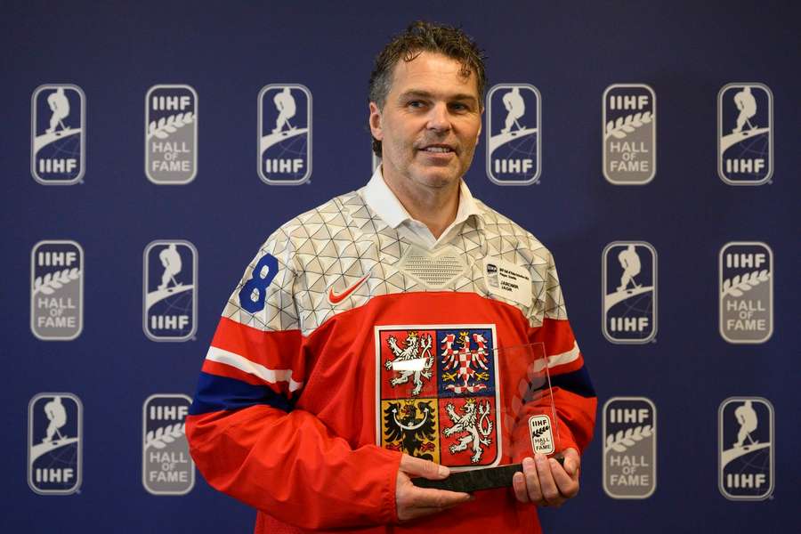 Jaromir Jagr mit seiner persönlichen Trophäe des IIHF.