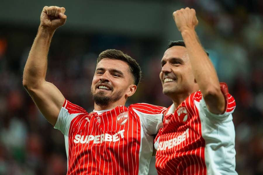 Danny Armstrong (stânga) sărbătorește marcarea unui gol