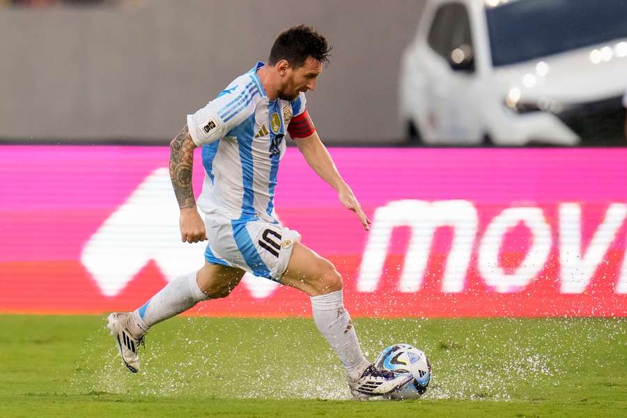 Messi e Argentina pararam no campo encharcado de Maturín