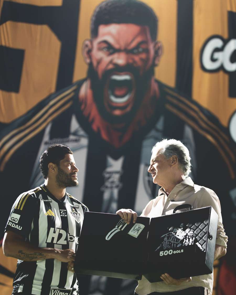 Hulk recebe placa das mãos de Sérgio Coelho, presidente do Atlético-MG