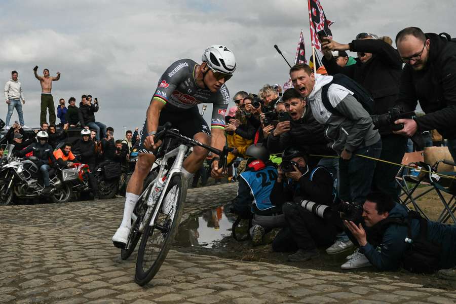 Van der Poel ovládl slavný monument. Van der Poel ovládl slavný monument.