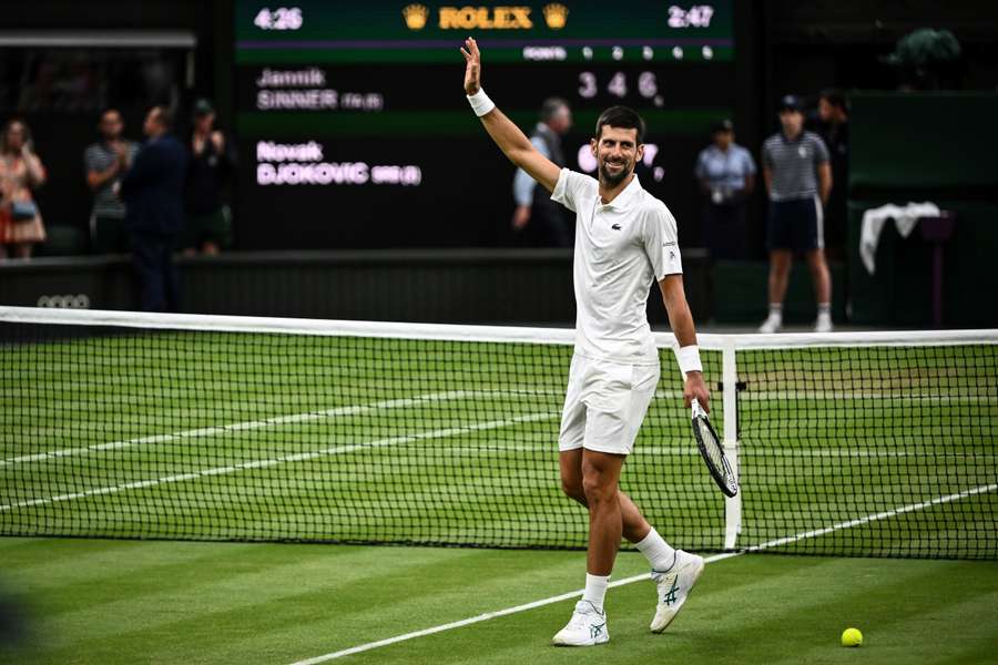 Novak Djokovic reage depois de chegar a mais uma final de Wimbledon