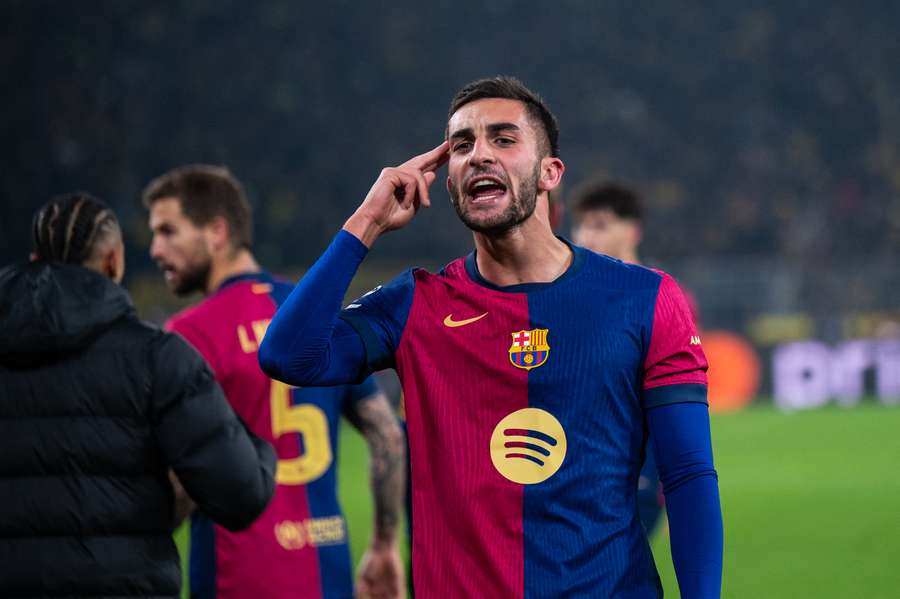 Ferran Torres comemora gol pelo Barcelona contra o Dortmund em dezembro