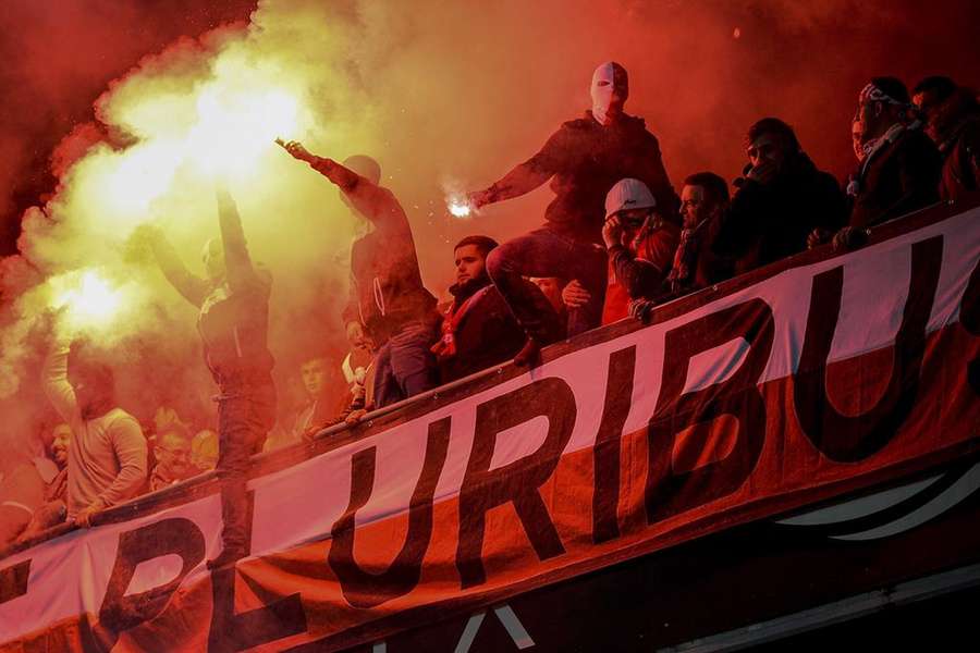 Quatro adeptos do Benfica foram condenados por vários crimes Quatro adeptos do Benfica foram condenados por vários crimes