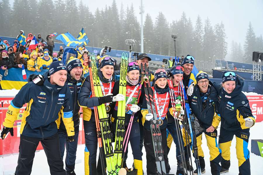 Švédska radosť po mix štafete v slovinskej Pokljuke. Švédska radosť po mix štafete v slovinskej Pokljuke.