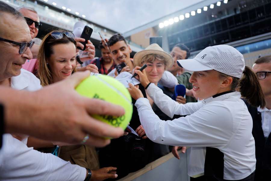 Iga Swiatek signe des autographes à Bad Homburg