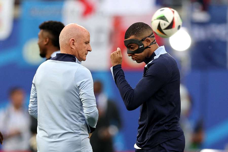 Stephan talking to Mbappe