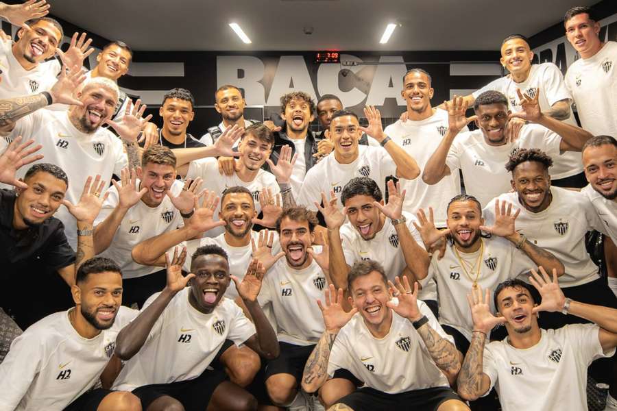 Jogadores do Atlético-MG imitaram a comemoração de Neymar e devolveram a provocação Jogadores do Atlético-MG imitaram a comemoração de Neymar e devolveram a provocação
