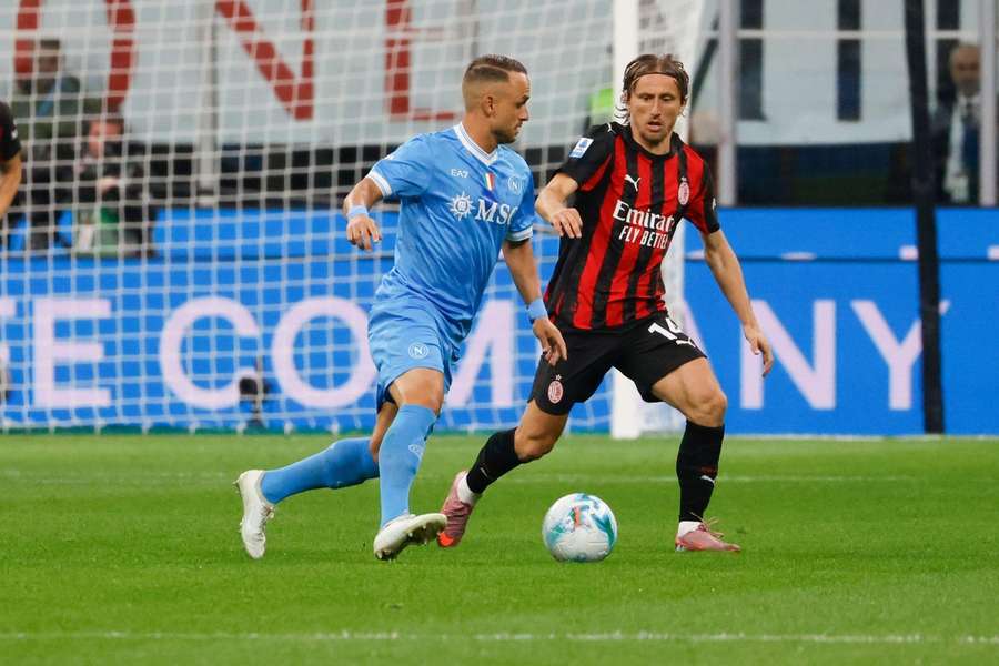 Stanislav Lobotka zvádzal súboje o loptu aj s Lukom Modričom.