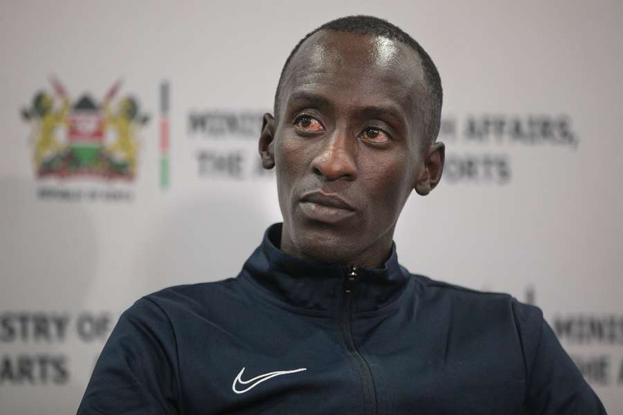 O recordista da Maratona de Chicago, o atleta queniano Kelvin Kiptum, participa numa conferência de imprensa na capital Nairobi, a 10 de outubro de 2023