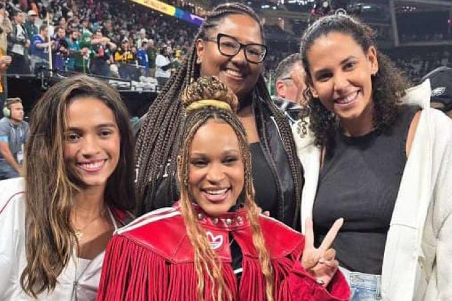 Rebeca Andrade, Beatriz Souza, Duda e Rayssa Leal em jogo da NFL no Brasil