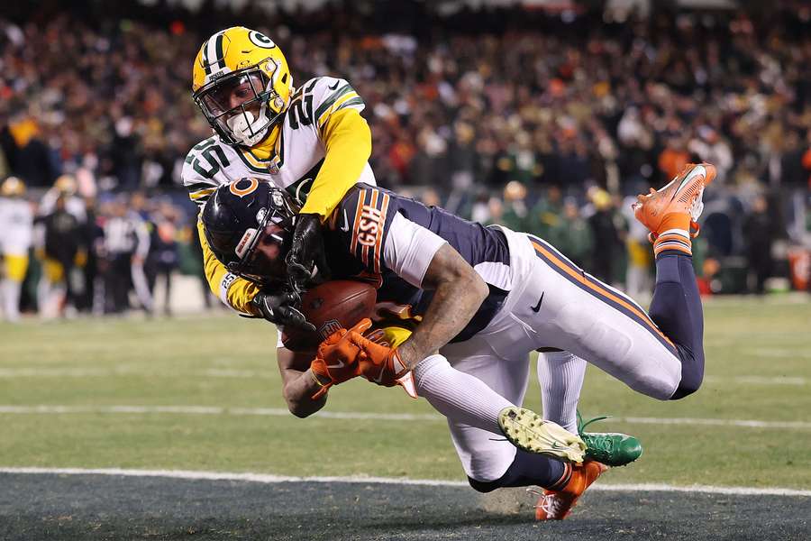 Bears' DJ Moore catches a game-winning touchdown pass against Packers' Keisean Nixon