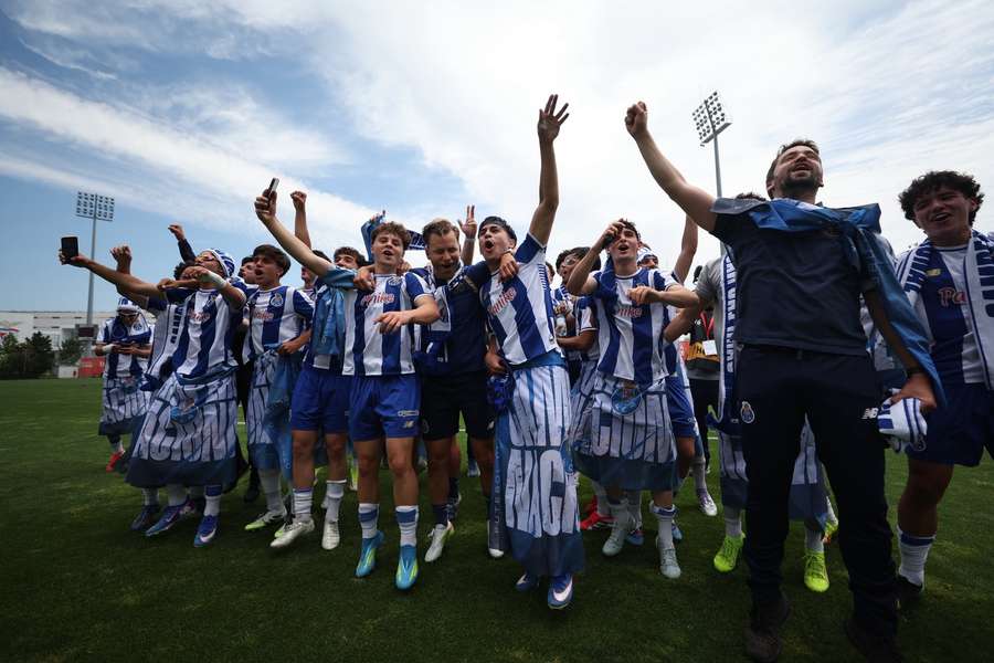 FC Porto sagrou-se campeão no Seixal, diante do Benfica FC Porto sagrou-se campeão no Seixal, diante do Benfica