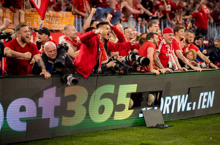 Football fans and photographers in Munich