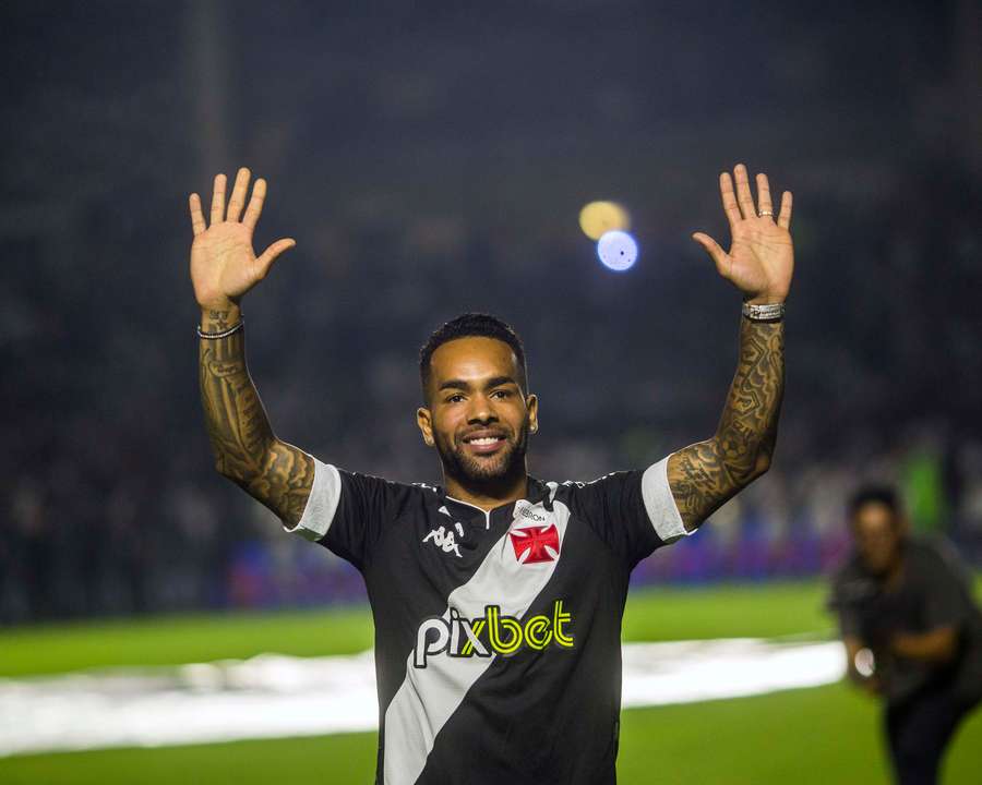 Alex Teixeira voltou ao Vasco com status de ídolo