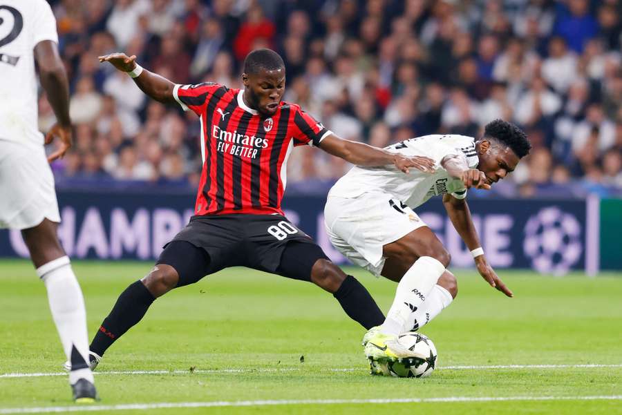 Yunus Musah et Tchouaméni se disputent un ballon au Bernabéu.