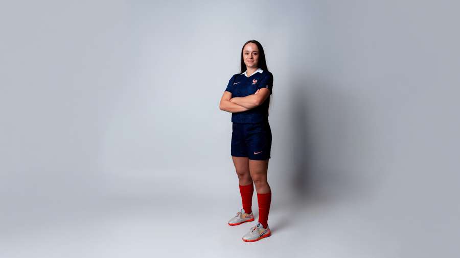 Faustine Pellegry avec le maillot des Bleues avant la campagne de qualification à l'Euro 2027