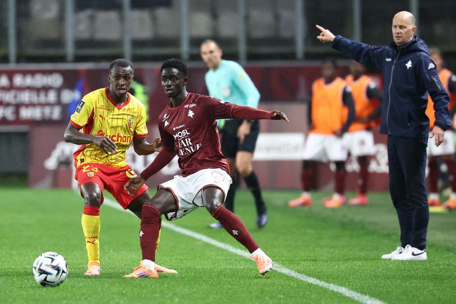 Le Sénégalais Ibou Sané (Metz) et le défenseur saoudien Saud Abdulhamid (Lens) disputent le ballon lors du match de Ligue 1 entre Metz et Lens au stade Saint-Symphorien, le 29 octobre 2025.