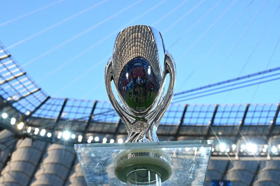 Trofeul acordat câștigătoarei Supercupei Europei