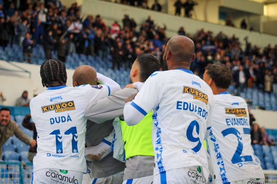 Jogadores do Belenenses celebram apuramento para o play-off