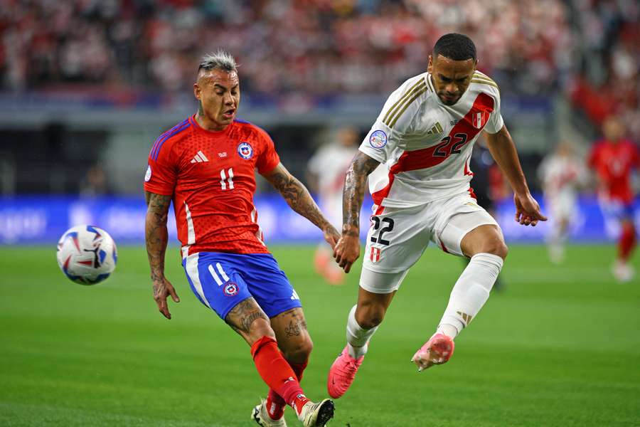Callens rechaza un balón ante la presencia de Vargas en el Chile-Perú de la Copa América