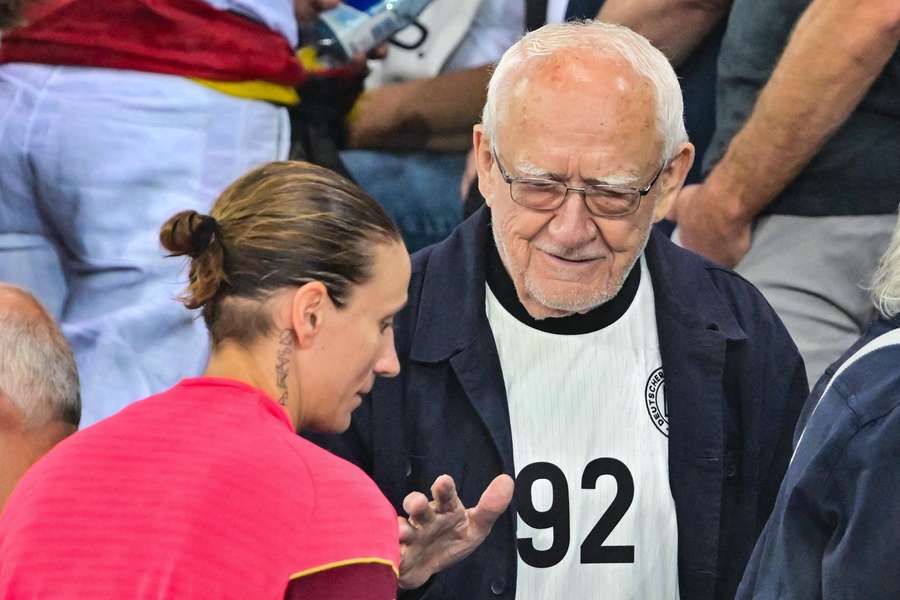 Opa Herbert tröstet seine Enkelin