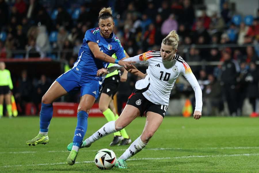Arianna Caruso (l.) im Länderspiel gegen die deutsche Nationalmannschaft im Dezember 2024.