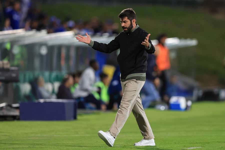 Luís Freire, treinador do Rio Ave, queixou-se de dois vermelhos por mostrar a jogadores do FC Porto