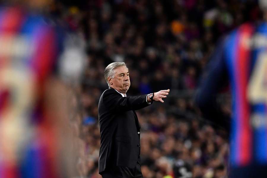 Carlo Ancelotti durante o jogo contra o Barcelona