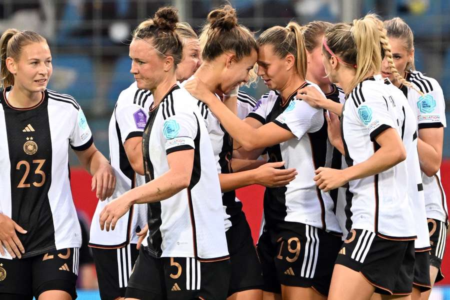 Die deutschen Damen bejubeln das 1:0 gegen Island