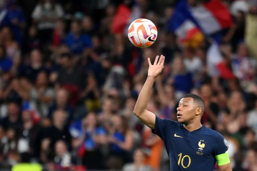 Mbappé deve começar no banco de reservas