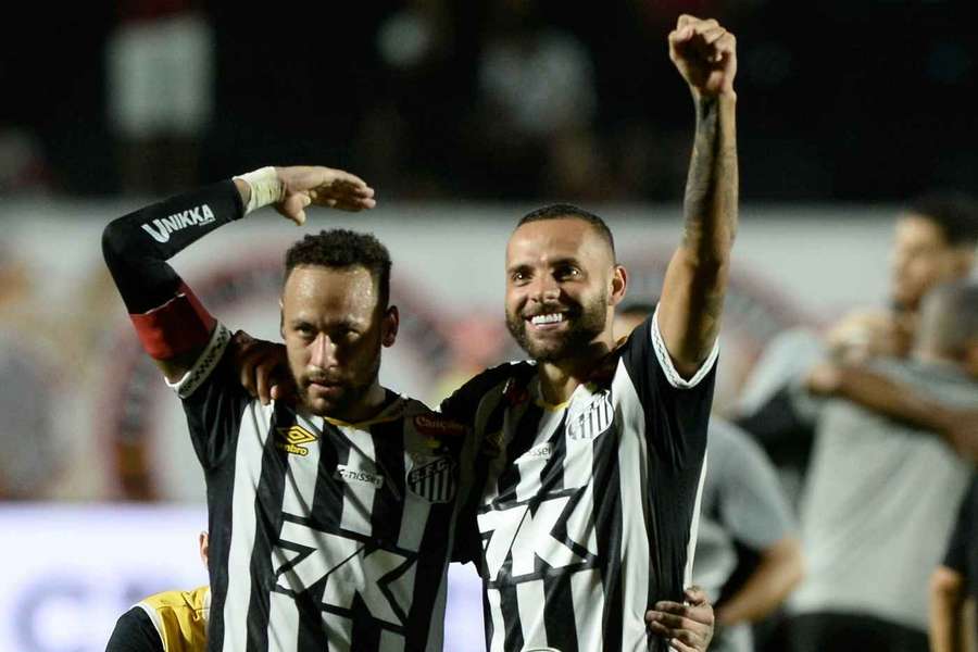 Neymar comemora com Guilherme, autor do gol do Santos contra o Vitória