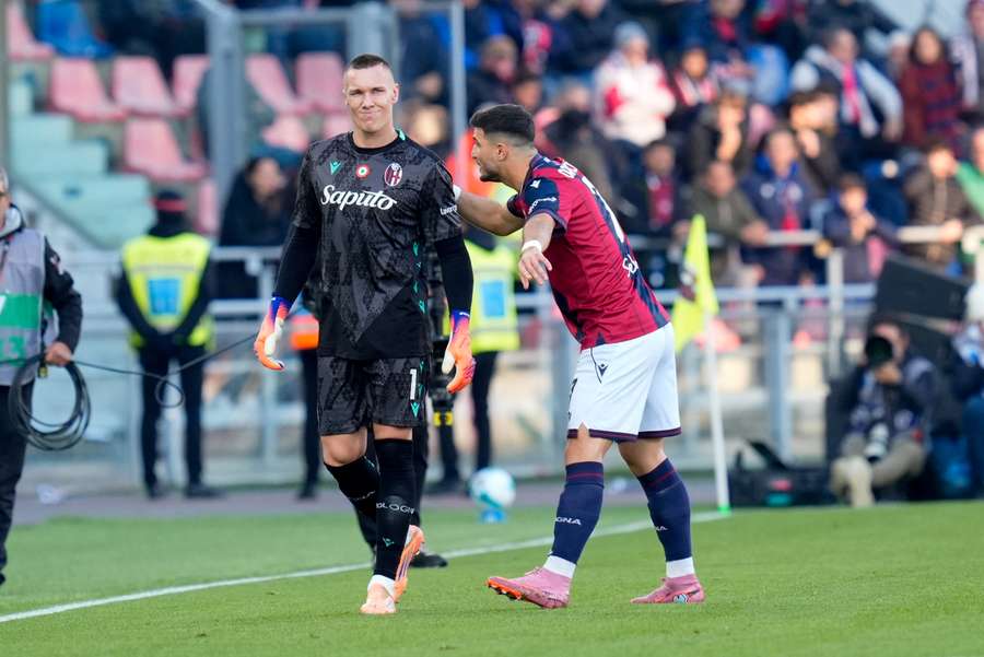 Łukasz Skorupski opuszcza boisko z powodu kontuzji podczas meczu Serie A pomiędzy Bologna FC 1909 a SSC Napoli.